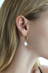 HOOP EARRINGS WITH PEARL DROP