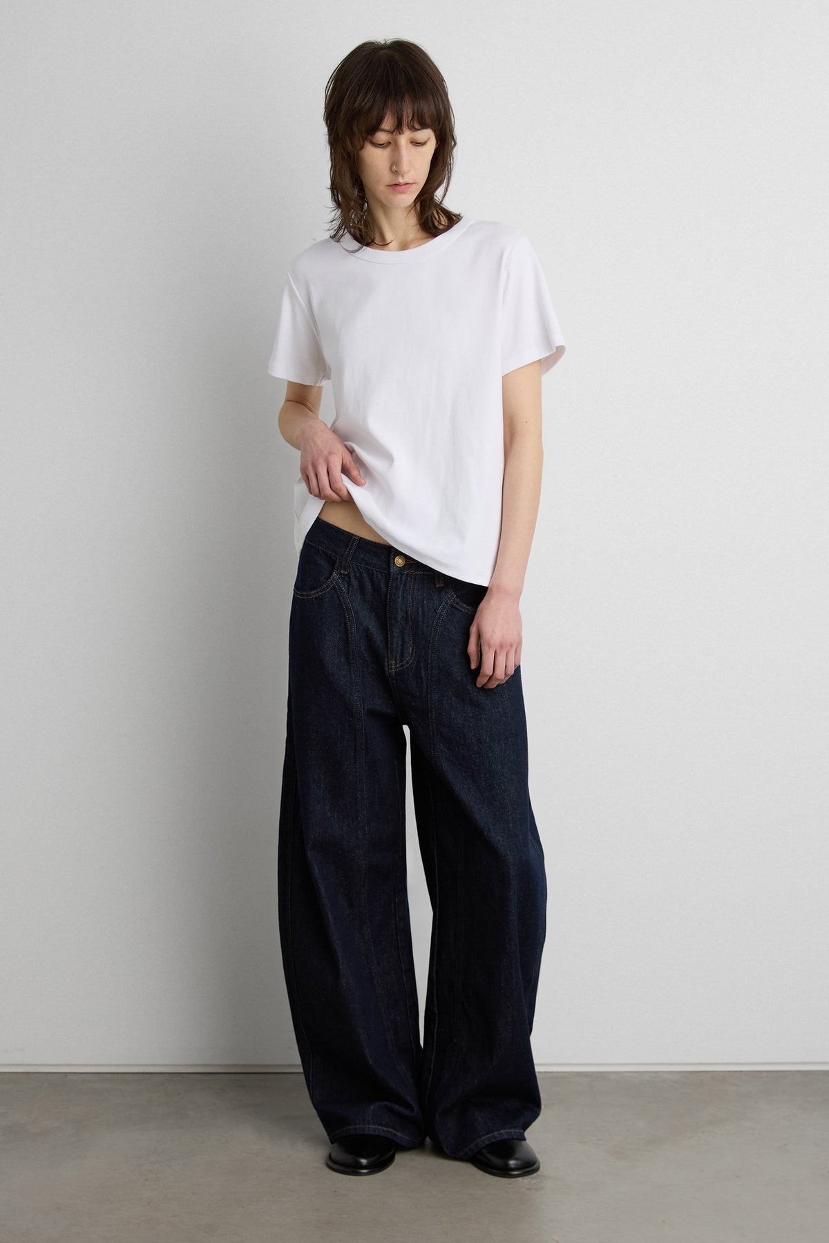 HIGH RISE BARREL LEG JEAN WITH FRONT SEAM DETAIL