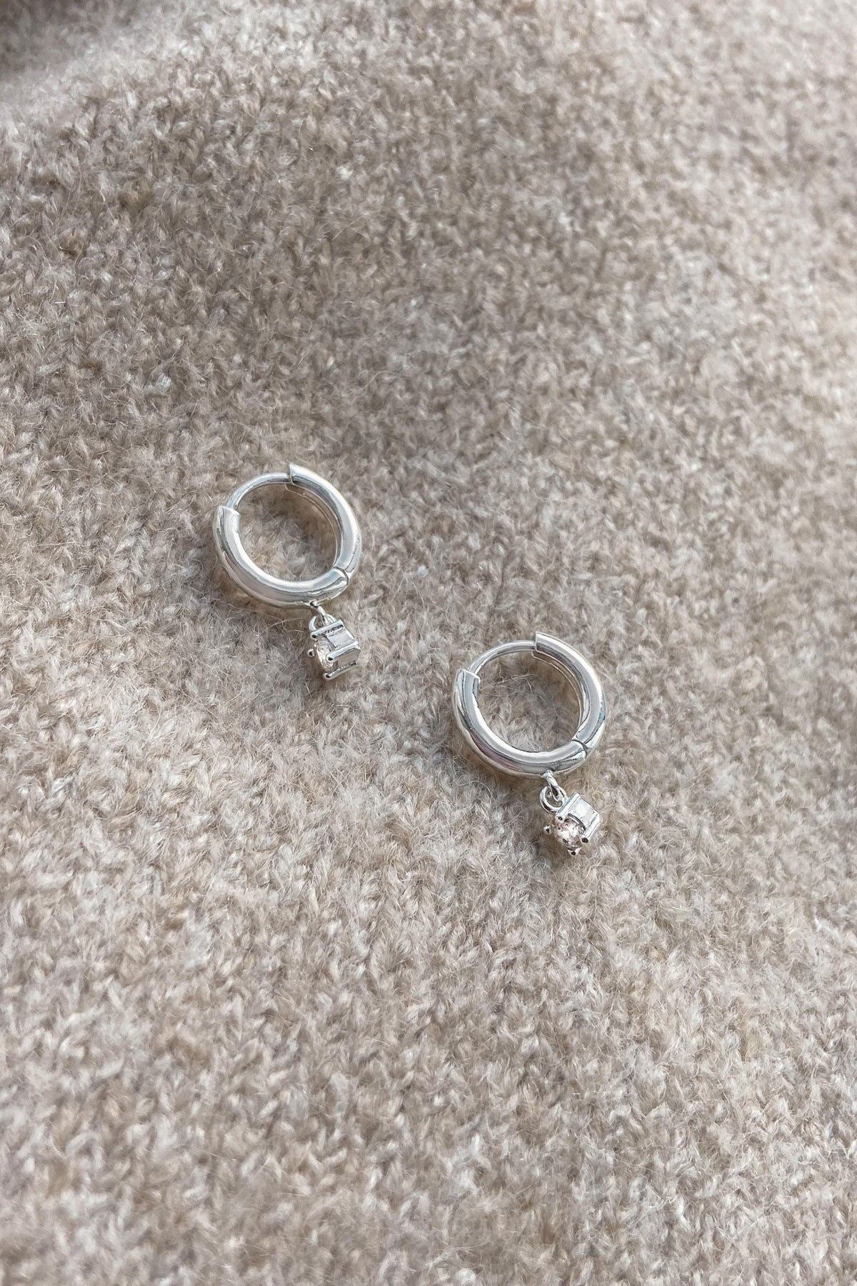 CHARM HUGGIE HOOP