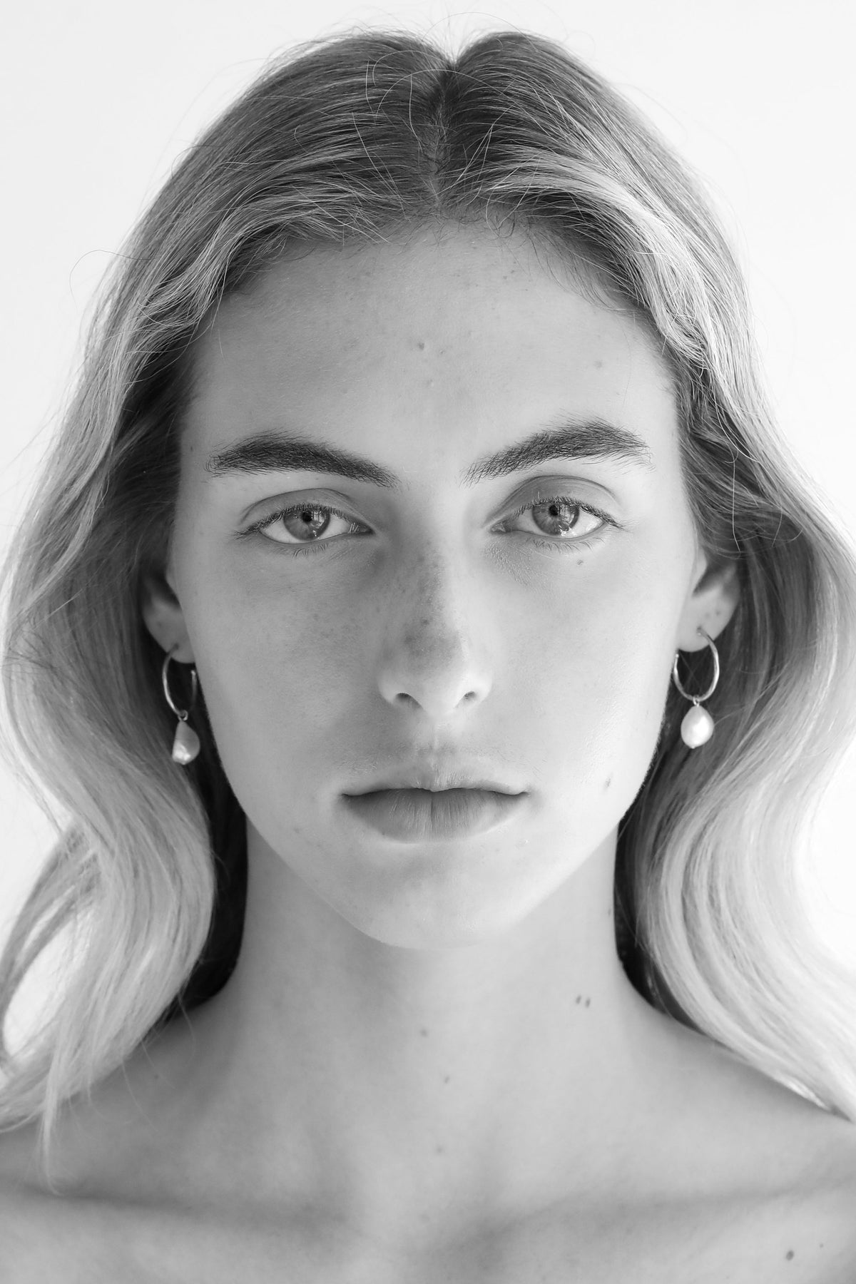 HOOP EARRINGS WITH PEARL DROP
